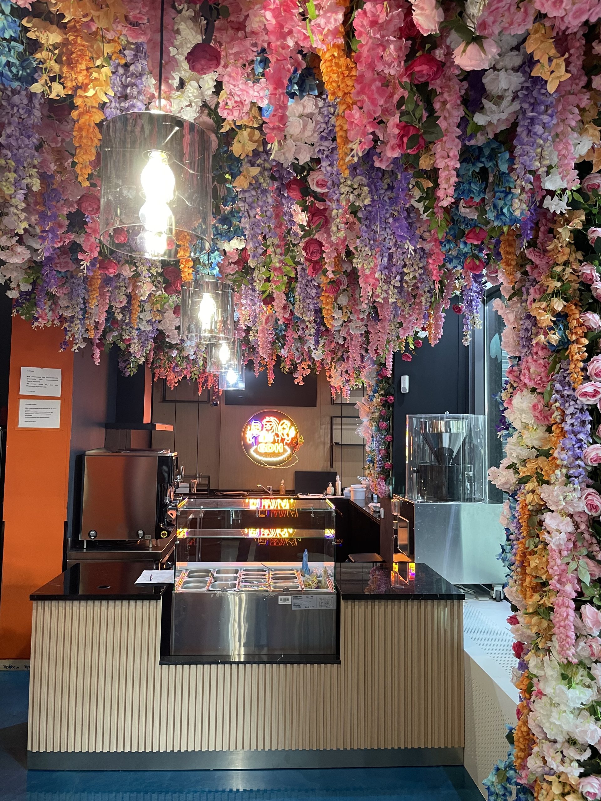 GET DA BLISS Frankfurt Café Innenraum mit Blumen
